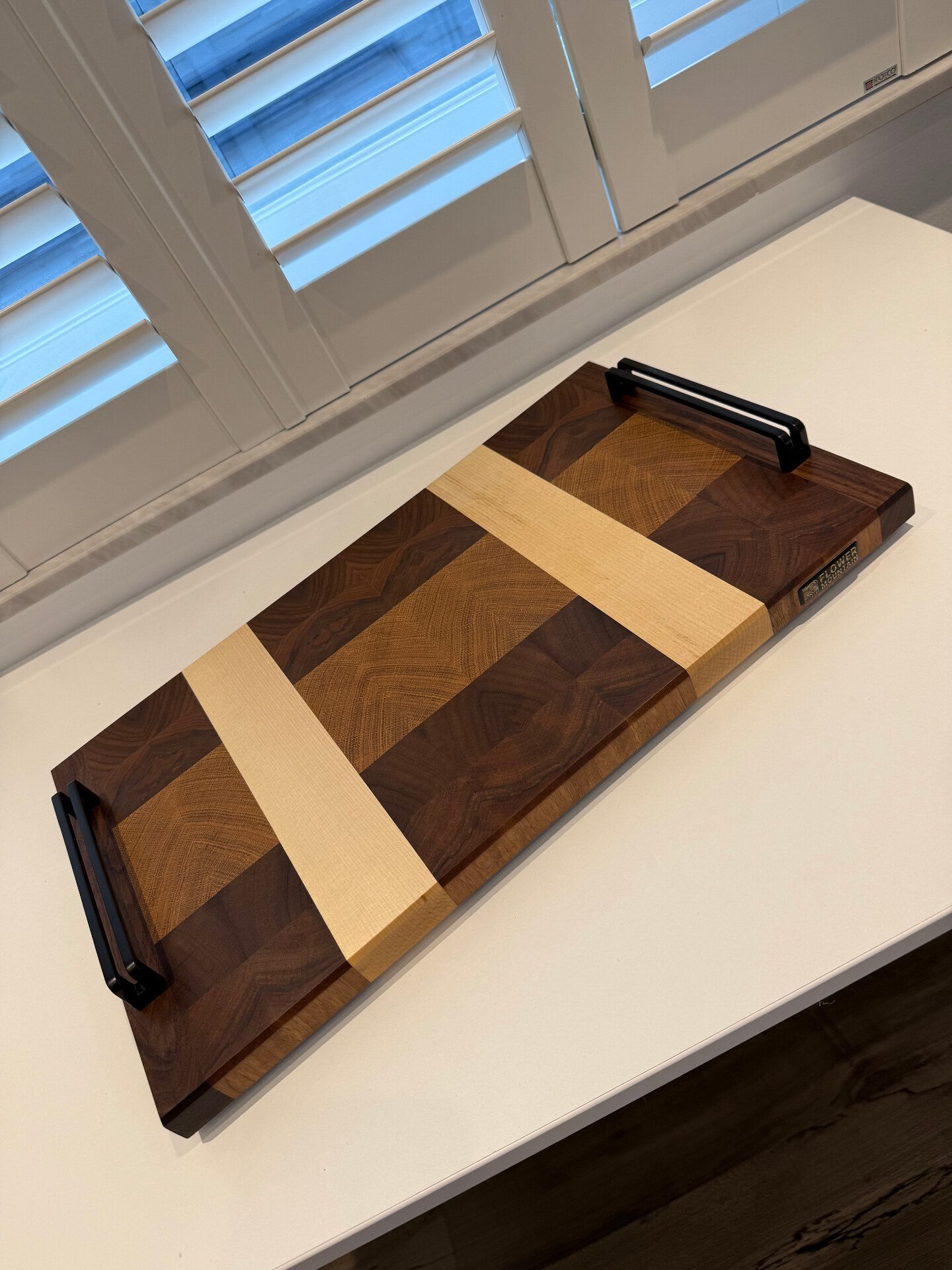 Barbecue-Plate mit Griffen — Nuss · Kambala · Kirsche