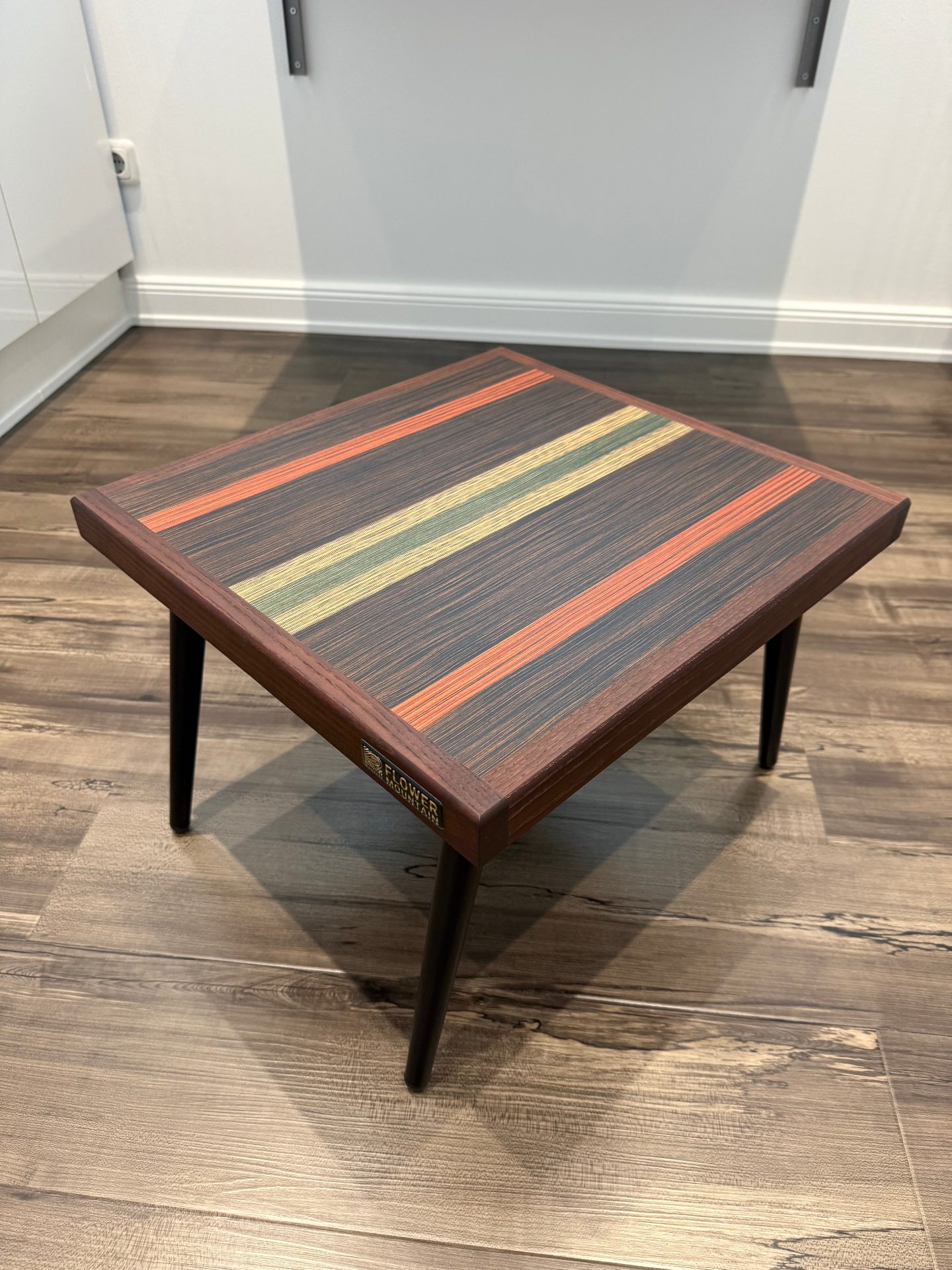 Beistelltisch · Mahagoni-Rahmen — Cocobolo Palisander · Nuss Wurzelholz · Makassar · Camo Maser SaRaiFo · Mahagoni