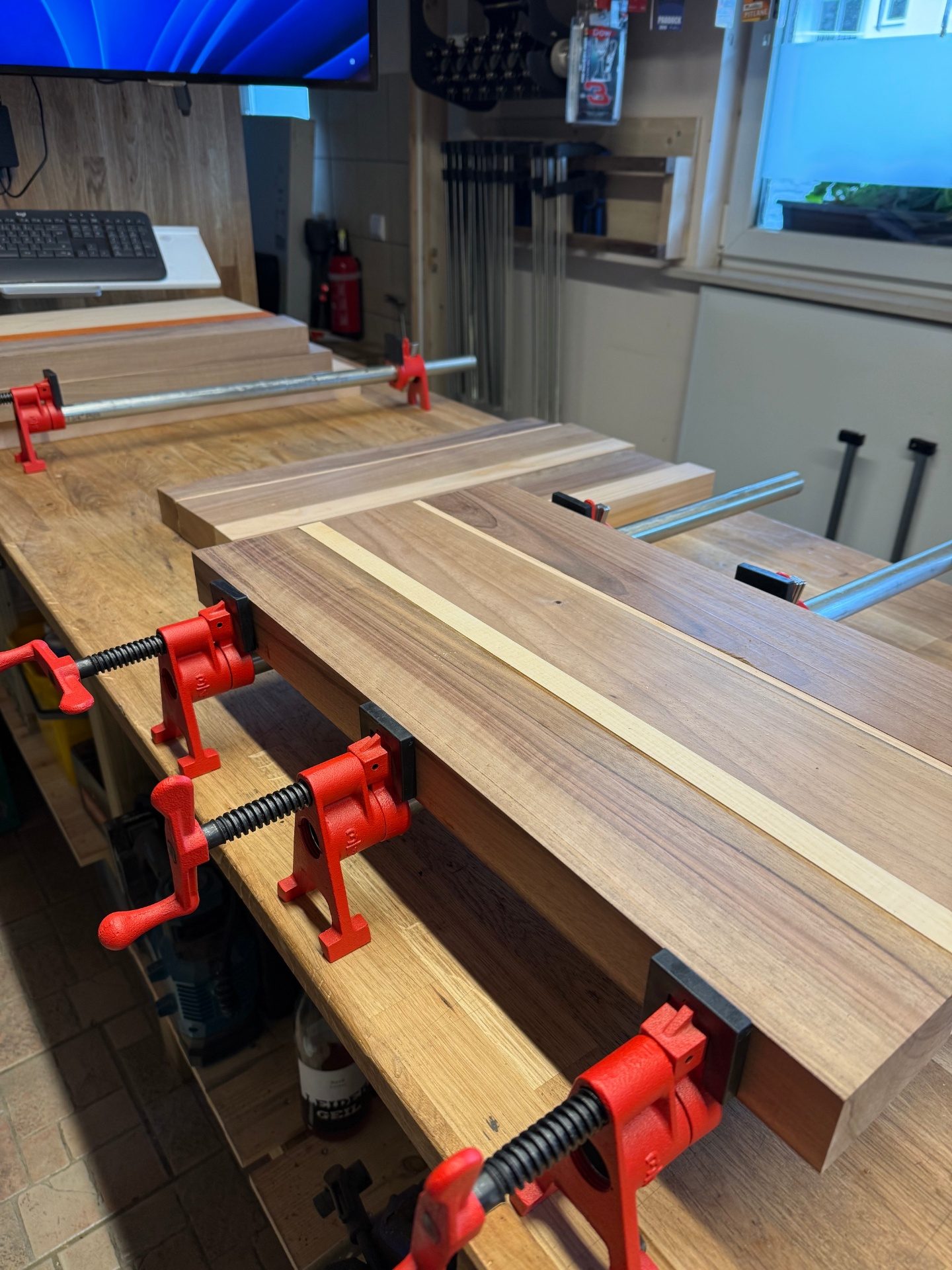 Stirnholz in der Klemmphase — hier entsteht ein neues Board