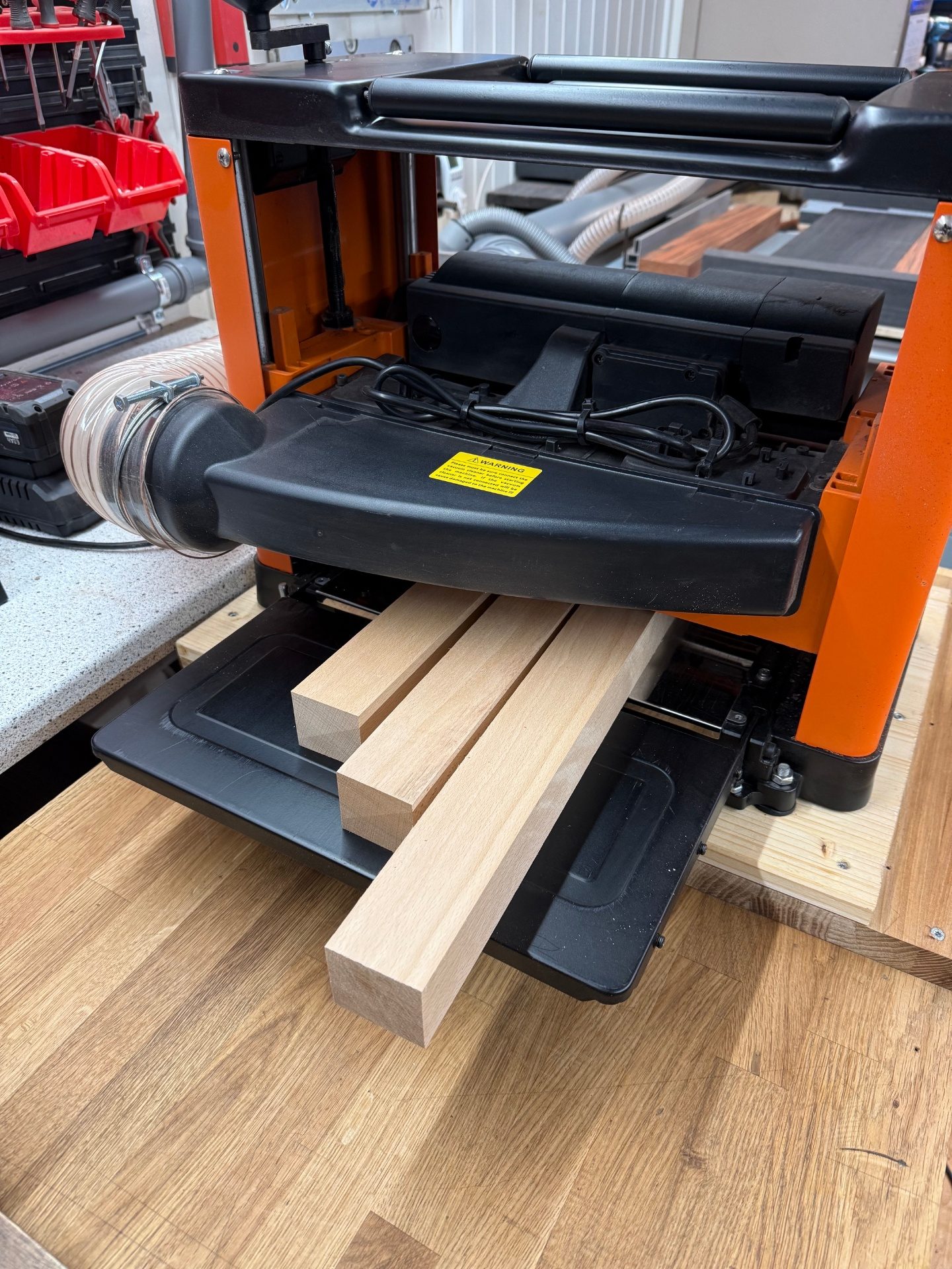 Fertige Boards aus Edelholz nebeneinander in der Werkstatt